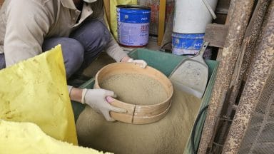 下小屋にて　材料仕込み中