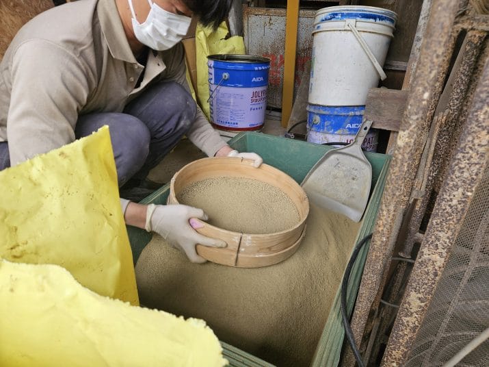 下小屋にて　材料仕込み中
