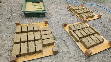 三浦市　仕込みの土レンガ作り