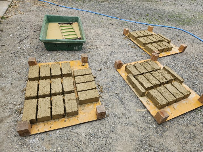 三浦市　仕込みの土レンガ作り