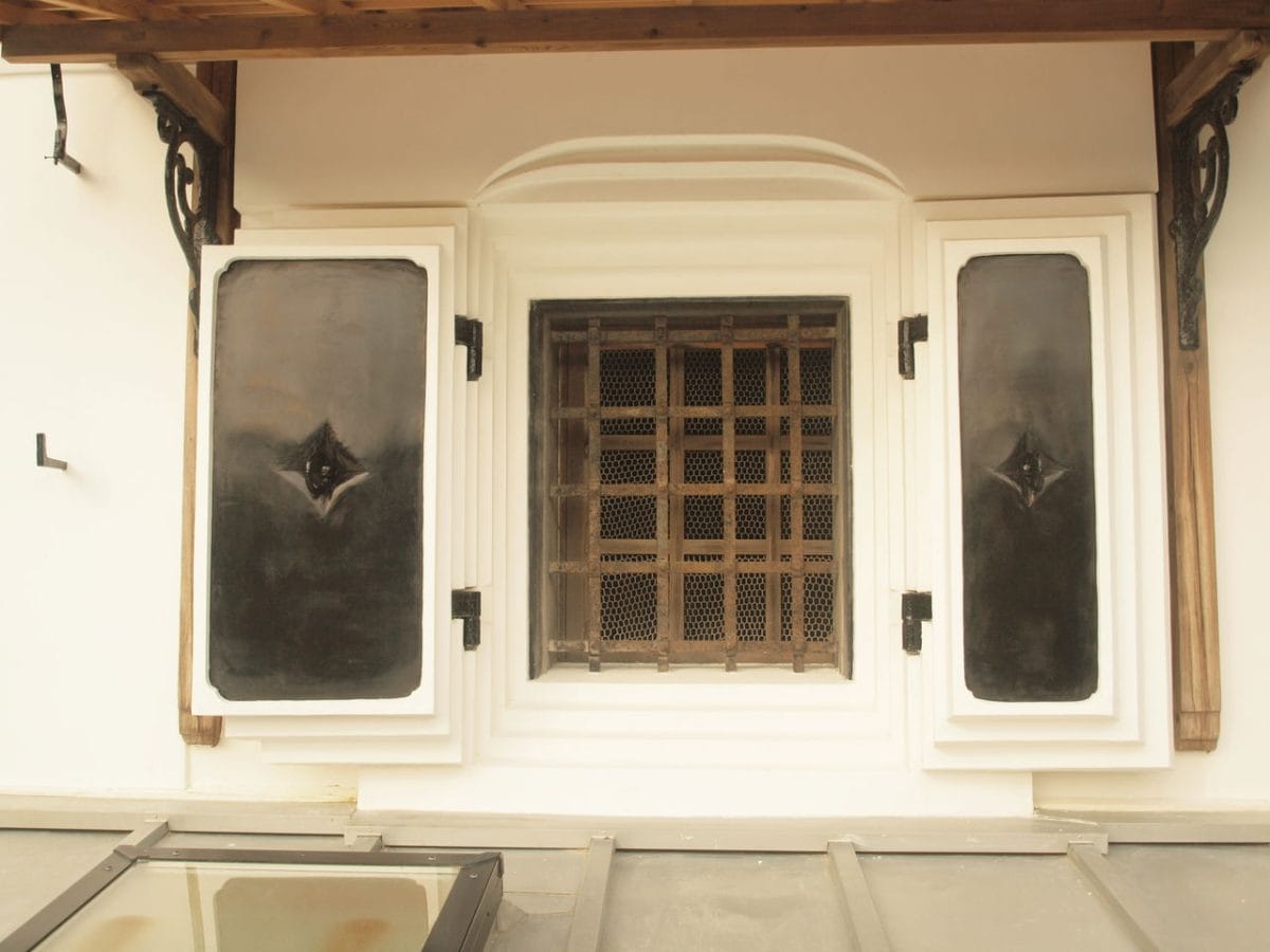 空間の隅々まで光線を伸ばす　美しき白壁　「漆喰」