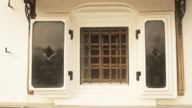 空間の隅々まで光線を伸ばす　美しき白壁　「漆喰」