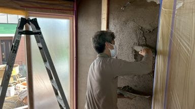 理屈の先にあった「瑞々しい空気」を塗る ―― 石場建ての現場から