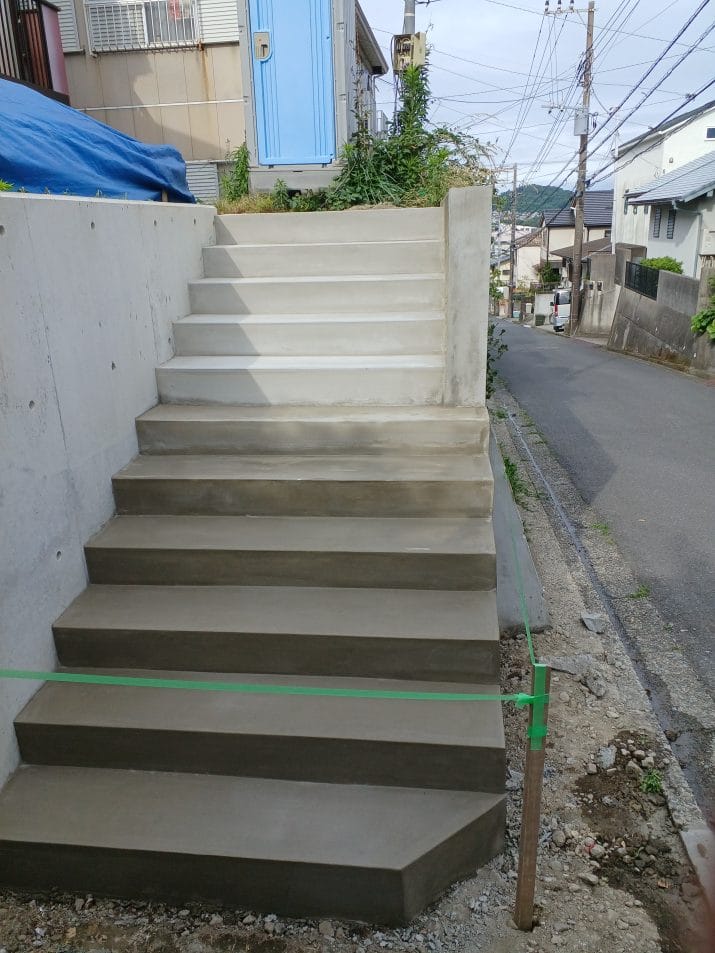葉山町　階段モルタル仕上げ